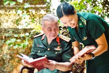 Thiếu tá, nhà báo Phạm Vân Anh trò chuyện cùng Đại tướng Nguyễn Quyết