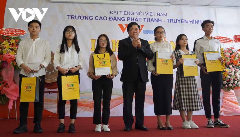Tổng Giám đốc VOV Nguyễn Thế Kỷ trao học bổng cho 6 tân sinh viên có điểm xét tuyển đầu vào cao nhất các ngành đào tạo.