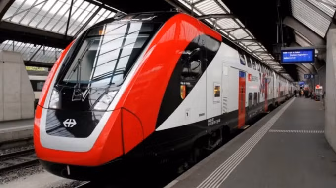 Một đoàn tàu do Bombardier sản xuất ở Thụy Sĩ. Chính phủ Ấn Độ tiết lộ rằng nhà sản xuất Canada bày tỏ sự quan tâm đến dự án công tư được đề xuất. Ảnh: Reuters
