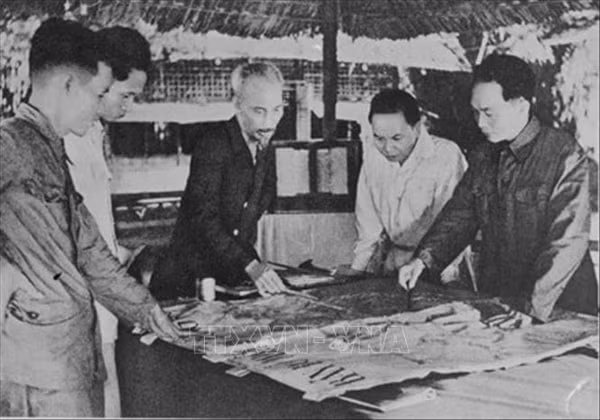 Ngày 6/12/1953, Bộ Chính trị tổ chức cuộc họp để nghe Tổng Quân ủy báo cáo và duyệt lần cuối kế hoạch tác chiến Đông - Xuân 1953 - 1954, đồng thời quyết định mở Chiến dịch Điện Biên phủ với quyết tâm tiêu diệt bằng được tập đoàn cứ điểm này. Ảnh: TL