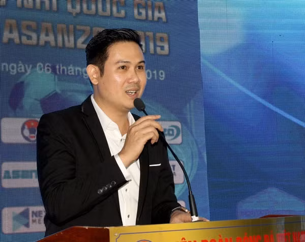 Ông Phạm Văn Tam- Chủ tịch Tập đoàn Asanzo chia sẻ về việc đồng hành cùng Giải hạng Nhì. Ảnh: VFF