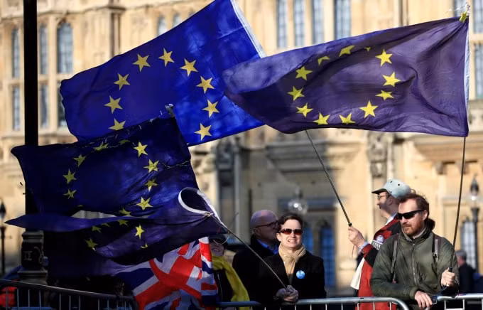 Người dân biểu tình phản đối Brexit tại London. Ảnh: Reuters