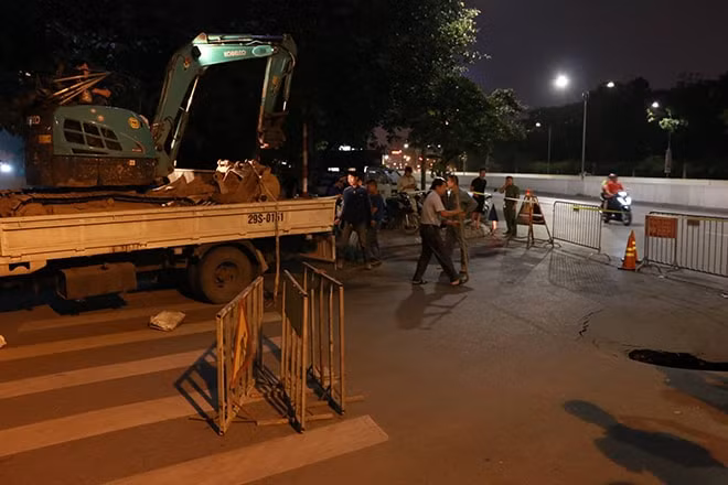 Lực lượng chức năng có mặt tại hiện trường điều tra nguyên nhân, khắc phục sự cố. Ảnh: TTXVN