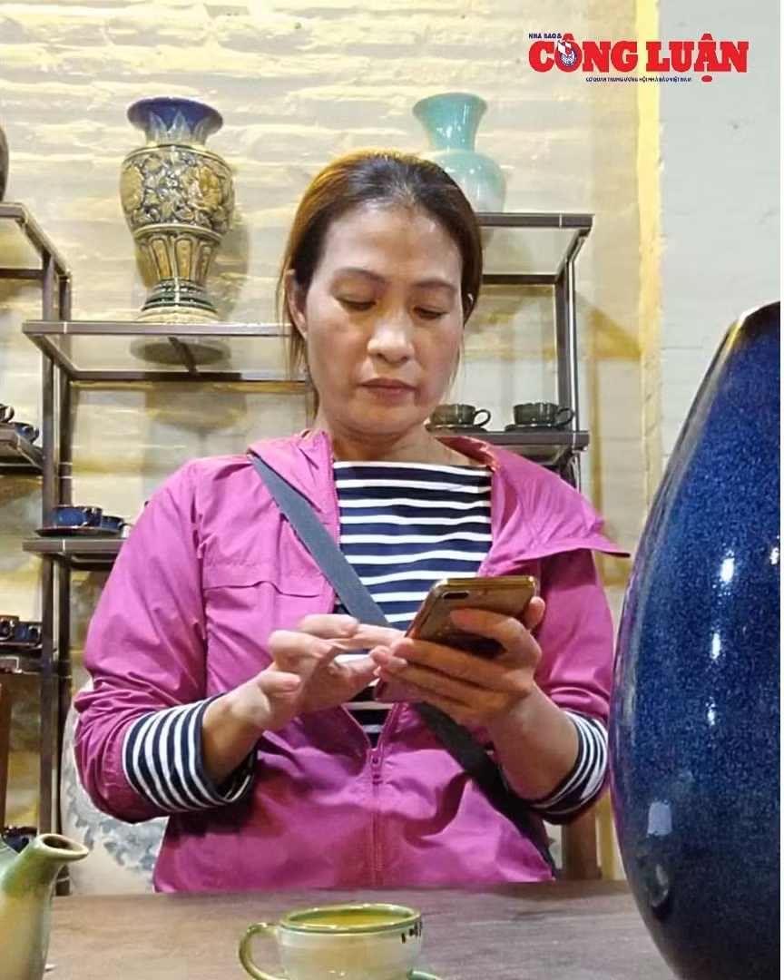 Bà Nguyễn Thị Toan trong buổi làm việc với phóng viên bấm máy gọi điện cho công an để 