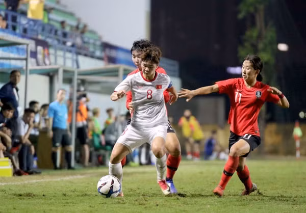Đội trưởng Tuyết Ngân (số 8) của ĐT U19 nữ Việt Nam để lại dấu ấn đậm nét với bàn thắng gỡ hòa 1 - 1. Ảnh: VFF