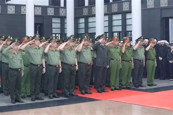 Đoàn đại biểu Đảng ủy Công an Trung ương, Bộ Công an do Đại tướng Tô Lâm, Ủy viên Bộ Chính trị, Bí thư Đảng ủy Công an Trung ương, Bộ trưởng Bộ Công an viếng đồng chí Lê Đức Anh. Ảnh: TTXVN