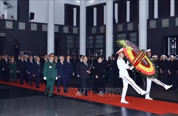Đoàn đại biểu Ban Chấp hành Trung ương Đảng, do đồng chí Nguyễn Xuân Phúc, Ủy viên Bộ Chính trị, Thủ tướng Chính phủ dẫn đầu, viếng đồng chí Lê Đức Anh. Ảnh: TTXVN