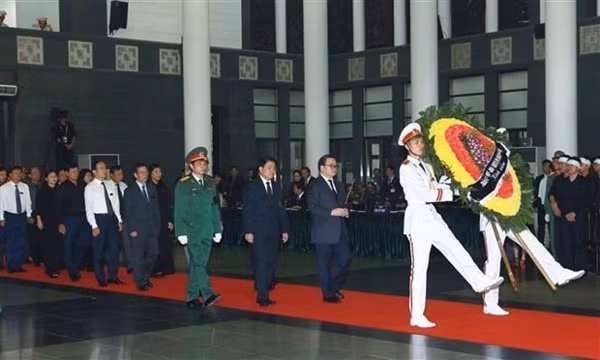 Đoàn đại biểu Thành ủy, HĐND, UBND và Ủy ban MTTQ Việt Nam Thành phố Hà Nội do Bí thư Thành ủy Hà Nội Hoàng Trung Hải làm trưởng đoàn vào viếng nguyên Chủ tịch nước, Đại tướng Lê Đức Anh. Ảnh: TTXVN