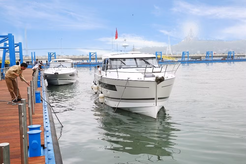 Tàu du lịch hoàn toàn yên tâm khi neo đậu qua đêm với hệ thống bến nổi an toàn