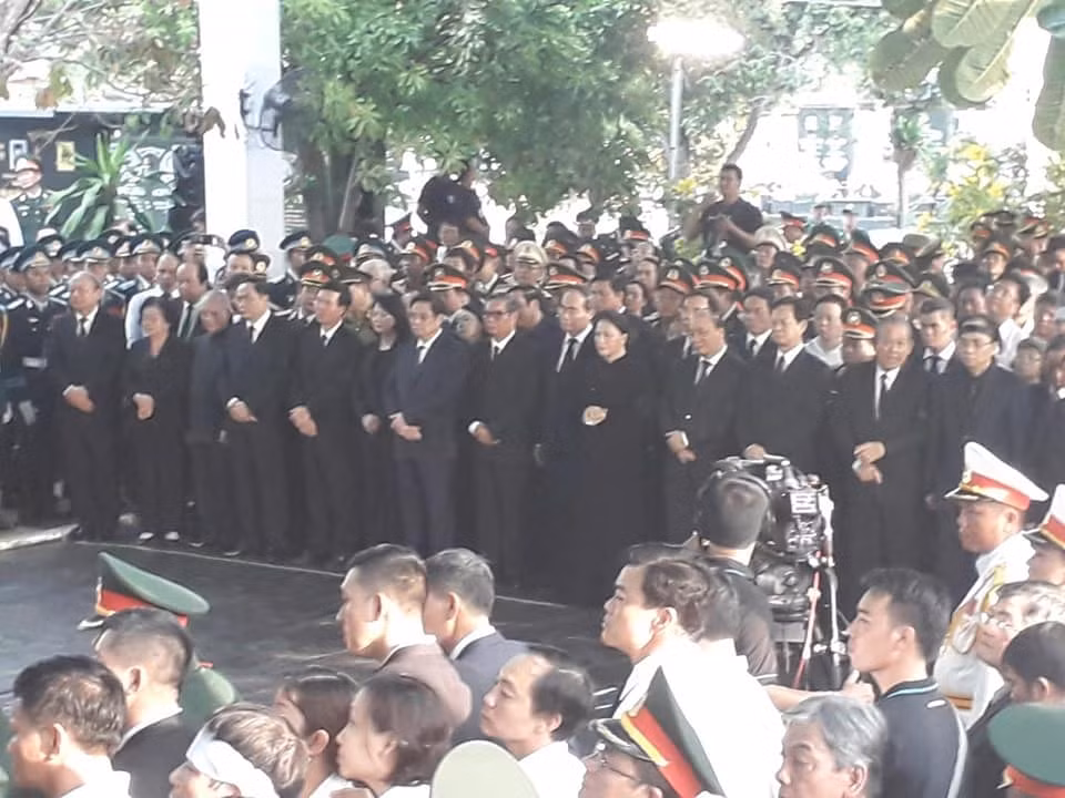 Nhiều Lãnh đạo Đảng, Nhà nước cùng nhân dân đã đến nghĩa trang TP. HCM đễ tiễn đưa nguyên Chủ tịch nước - Đại tướng Lê Đức Anh về nơi an nghĩ. Ảnh: KĐN