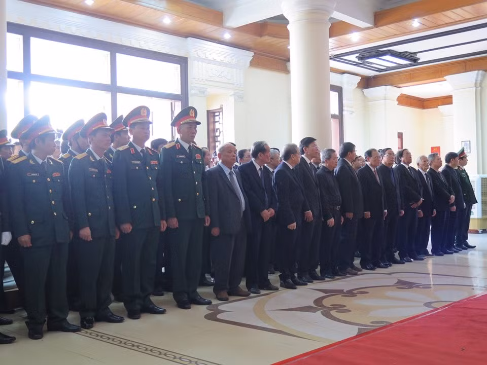 Các đoàn viếng lần lượt vào dâng hoa, thắp hương trên bàn thờ và dành phút mặc niệm tưởng nhớ Đại tướng Lê Đức Anh.