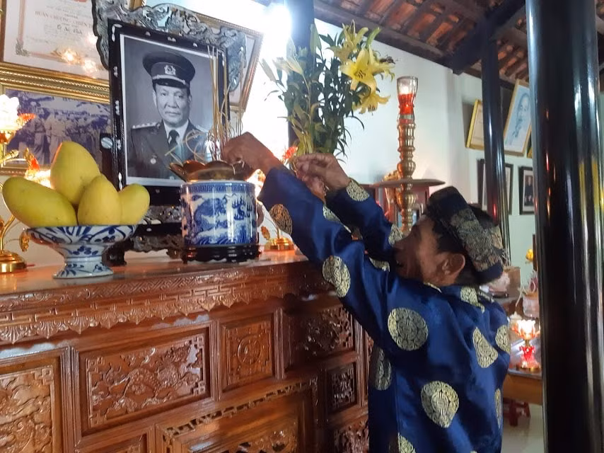 Đại diện gia tộc họ Lê thắp hương Lễ viếng Nguyên Chủ tịch nước – Đại tướng Lê Đức Anh tại quê nhà.