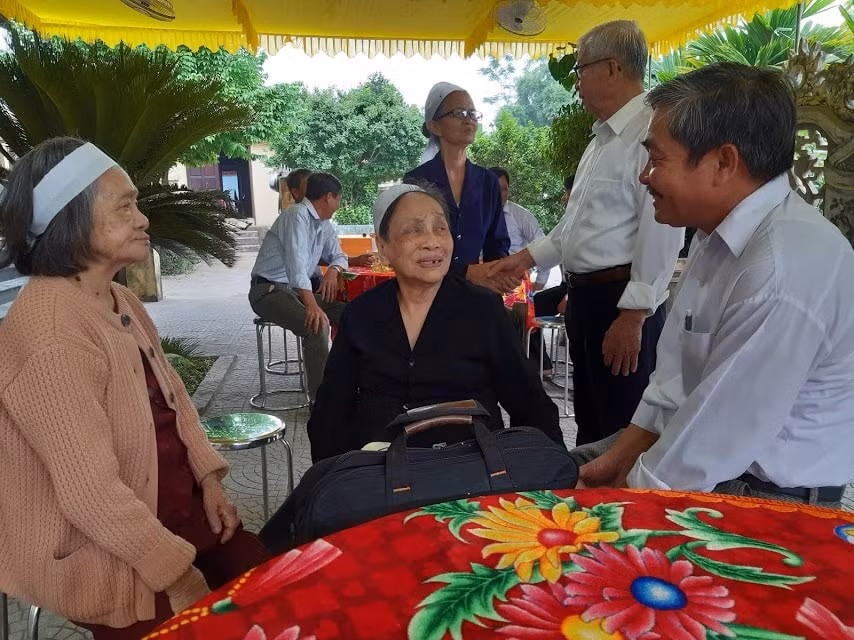 Bà Lê Thị Xoan (89 tuổi), em gái út của Đại tướng Lê Đức Anh không cầm được nước mắt khi kể về người anh của mình. Bà Xoan cũng là người được nhắc đến nhiều trong cuốn Hồi ký của Nguyên Chủ tịch nước Lê Đức Anh.