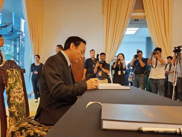 Chủ nhiệm Văn phòng Trung ương Đảng Nguyễn Văn Nên viết sổ tang.