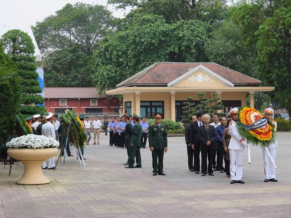 Lễ viếng Nguyên Chủ tịch nước – Đại tướng Lê Đức Anh, tại Hội trường trụ sở HĐND và UBND tỉnh Thừa Thiên Huế.