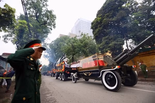 Linh xa đưa linh cữu Đại tướng rời thủ đô vào TP.HCM an táng. Ảnh: TTO