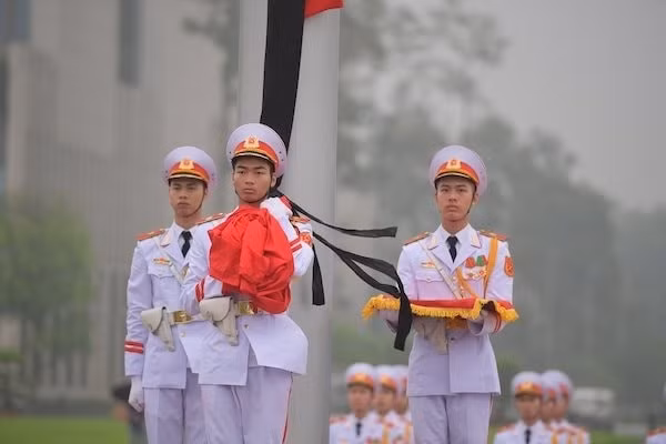 Nghi lễ treo cờ rủ trên Quảng trường Ba Đình sáng 3/5. Ảnh: VNE