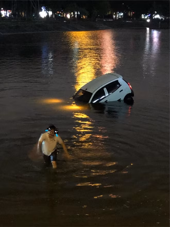 Nhiều người chứng kiến chia sẻ nguyên nhân được cho là do tài xế nhầm chân ga với chân phanh. Ảnh: Bao toquoc