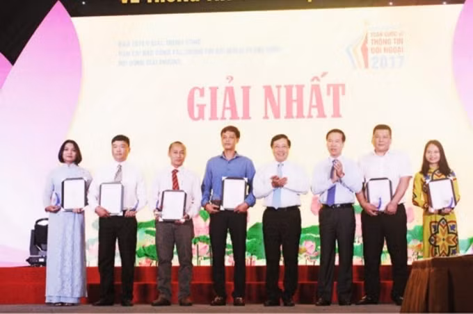 Nhà báo Tấn An (thứ 2 từ trái sang) trong Lễ trao Giải thưởng toàn quốc về Thông tin Đối ngoại năm 2017 (Ảnh: NVCC)