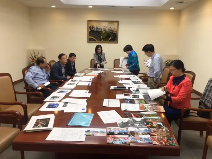 Ban Chung khảo đang chấm ảnh Giải Báo chí TTXVN 2018.