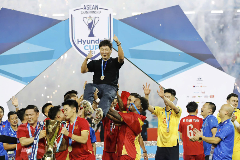 HLV Kim Sang Sik đã mở ra một kỷ nguyên thành công mới cho bóng đá Việt Nam. Ảnh: VFF kim-sang-sik.jpg
