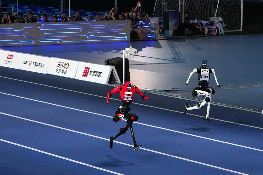 Trên đường đua, robot hình người đã phá kỷ lục chạy 100 mét của Usain Bolt, còn trên thị trường tài chính, dòng tiền kỷ lục cũng đang đổ vào ngành này. Ảnh: Xinhua robot-hinh-nguoi-anh-1.jpg