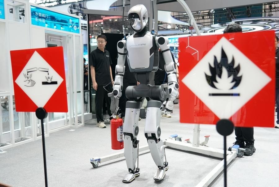 Một robot trình diễn các hoạt động trong tình huống cứu hộ khẩn cấp mô phỏng tại Hội nghị Robot Thế giới (WRC) năm 2026 ở Bắc Kinh. Ảnh: Xinhua anh-5.jpg