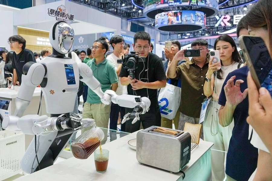 Một robot trình diễn kỹ năng làm bữa sáng tại Hội nghị Robot Thế giới (WRC) năm 2026 ở Bắc Kinh. Ảnh: Xinhua anh-4.jpg