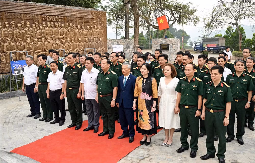 Cán bộ, phóng viên Báo QĐND về nguồn thăm di tích Trường dạy làm báo Huỳnh Thúc Kháng, tháng 4-2025.