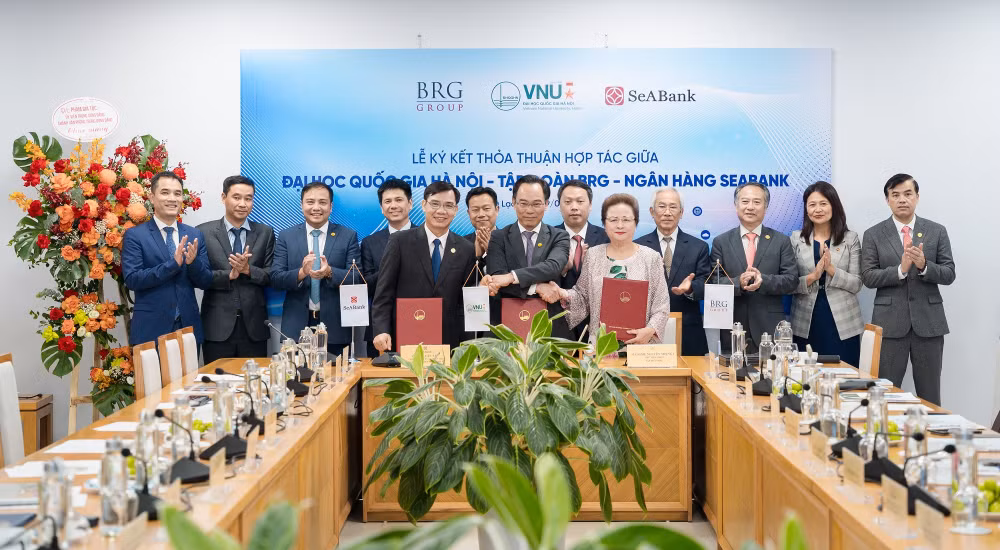 03. Đại diện Tập đoàn BRG, Ngân hàng SeABank và Đại học Quốc gia Hà Nội ký kết thỏa thuận hợp tác