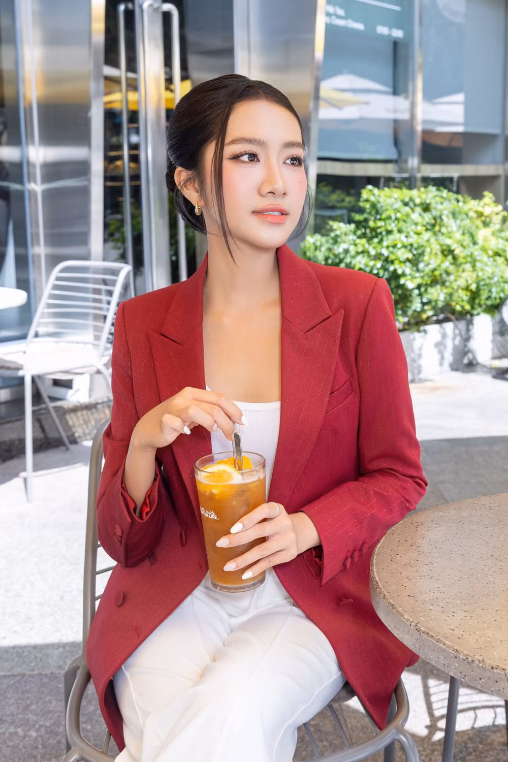 Hoa hậu Hà Trúc Linh đã gửi lời động viên đến Phương Linh trước thềm Miss Cosmo 2025, hứa hẹn sẽ xuất hiện trong đêm chung kết để cổ vũ người chị thân thiết. Ảnh: BTC 