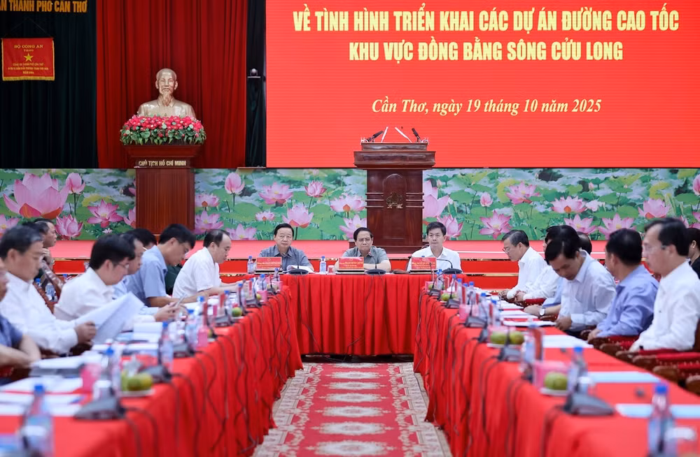 Thủ tướng: Nhiệm kỳ này đã dành 600 nghìn tỷ đồng cho giao thông ĐBSCL- Ảnh 1.