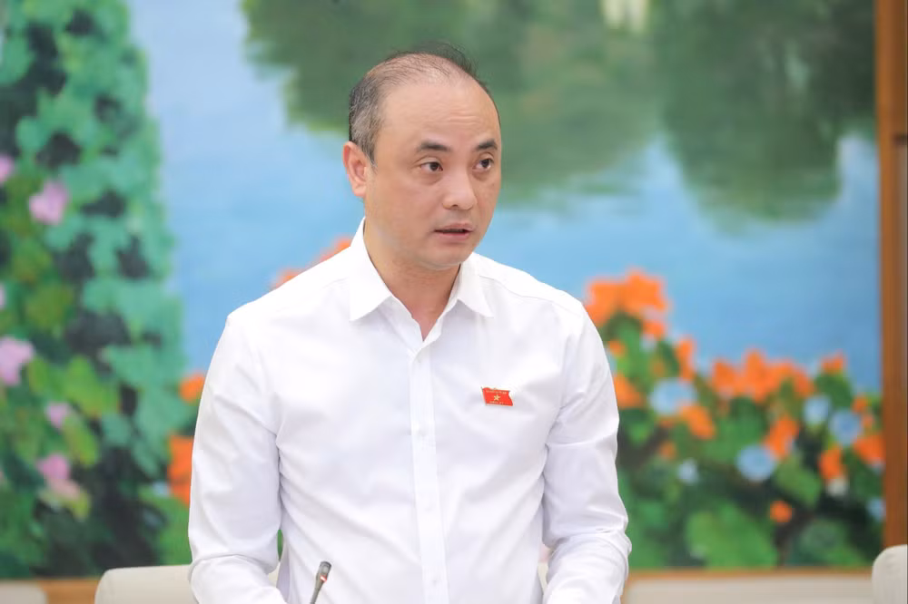 Phó Chủ nhiệm Ủy ban Khoa học, Công nghệ và Môi trường Nguyễn Phương Tuấn trình bày Báo cáo thẩm tra.