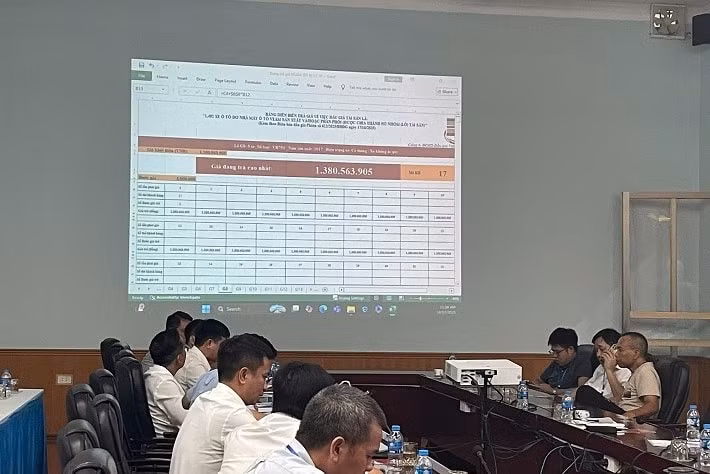Phiên đấu giá ngày 17/10 tại nhà máy ô tô VEAM, tỉnh Thanh Hoá - Ảnh: Hưng Nguyên