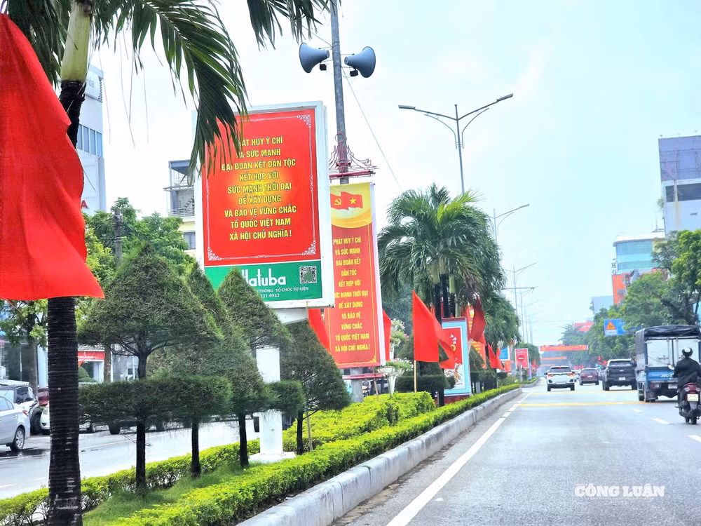 Pano, áp phích rực rỡ hai bên đường Trần Phú, phường Hạc Thành, tỉnh Thanh Hoá