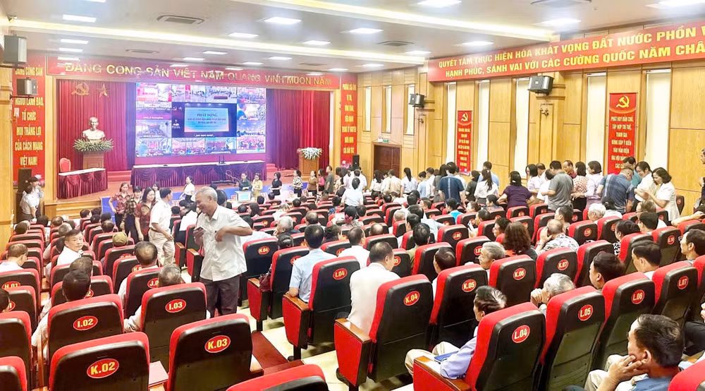 anh-3-phat-dong-ung-ho-dong-bao-vung-bao-lu..jpg