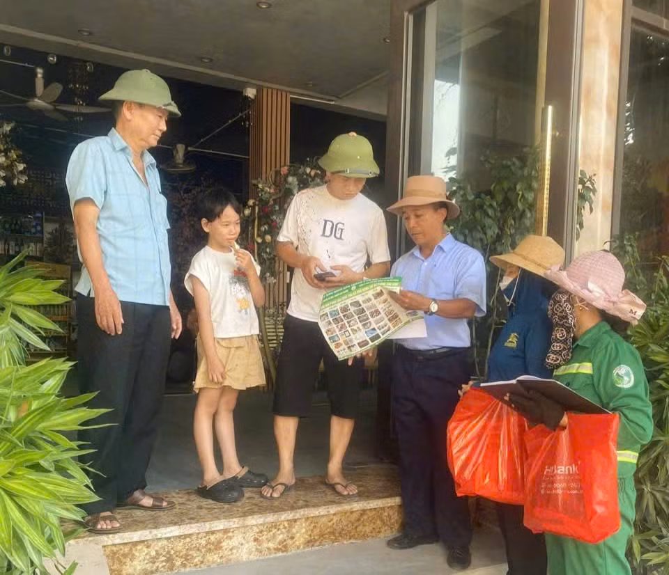 Cán bộ của Công ty trực tiếp đến các hộ gia đình, cơ quan, doanh nghiệp để tuyên truyền, hướng dẫn về công tác bảo vệ môi trường. Ảnh: Công ty Môi trường đô thị