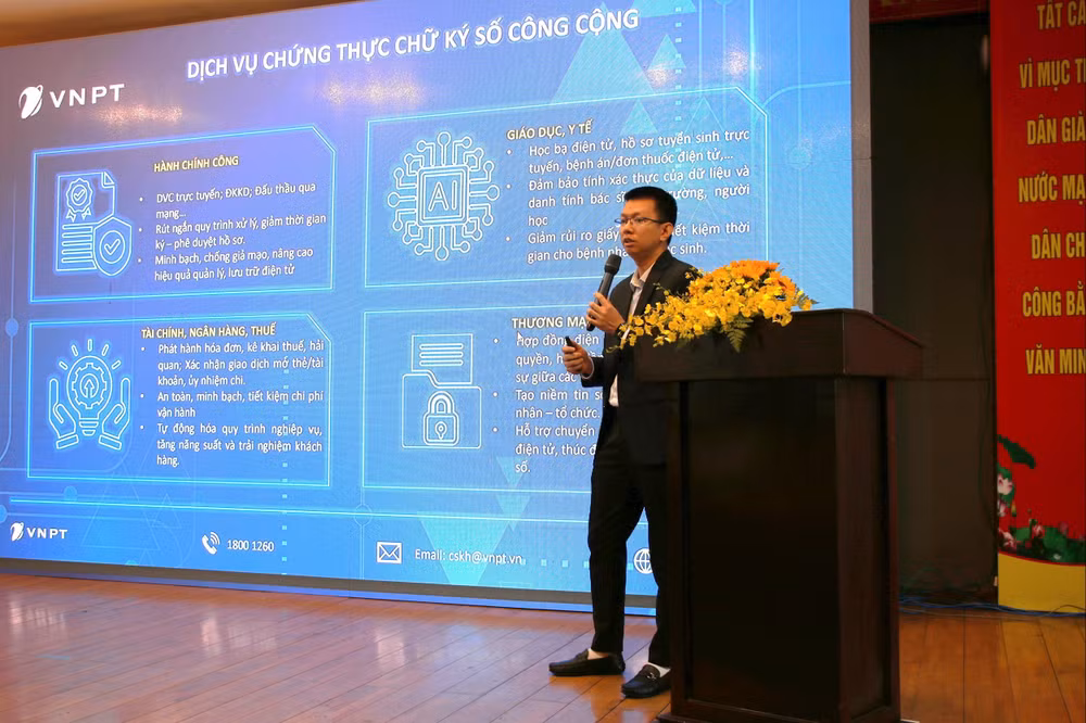Ông Đỗ Kế Công - Phó giám đốc Trung tâm dịch vụ số Doanh nghiệp VNPT Vinaphone giới thiệu các dịch vụ số tin cậy của VNPT.
