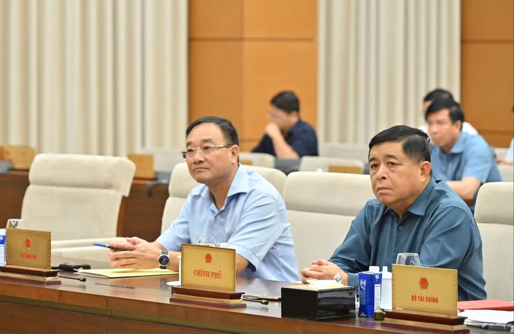 Các đại biểu dự phiên họp.