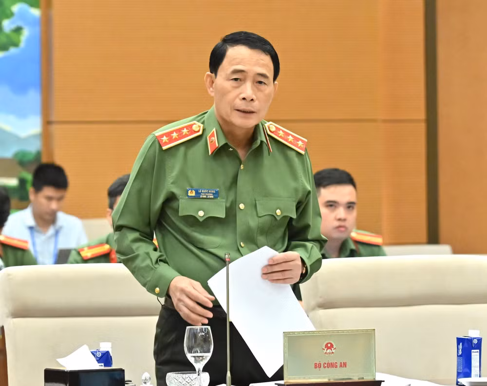 Thượng tướng Lê Quốc Hùng, Thứ trưởng Bộ Công an trình bày Tờ trình dự án Luật sửa đổi, bổ sung một số điều của Luật Công nghiệp quốc phòng, an ninh và động viên công nghiệp.