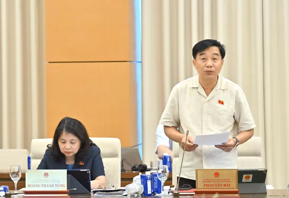 Phó Chủ nhiệm Ủy ban Kinh tế và Tài chính Nguyễn Minh Sơn trình bày báo cáo thẩm tra.