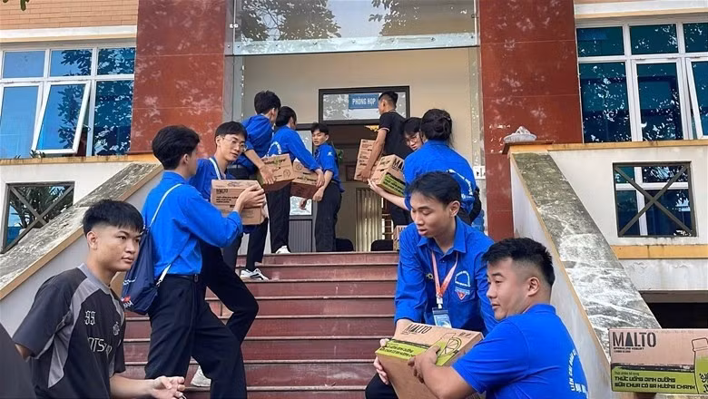 Sinh viên Trường Đại học Điện lực tích cực tham gia các hoạt động cứu trợ, hỗ trợ người dân khắc phục hậu quả do cơn bão số 10 và số 11 gây ra, góp phần sẻ chia khó khăn với đồng bào vùng thiên tai.