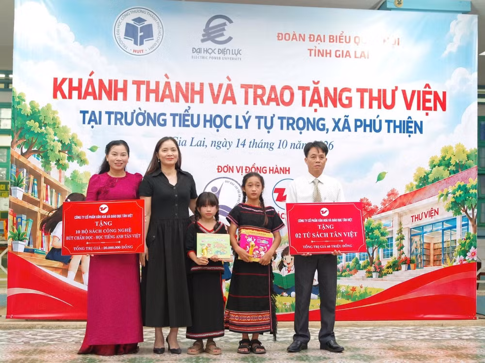 Đại diện các nhà tài trợ trao tặng tủ sách và bộ sách công nghệ cho Trường Tiểu học Lý Tự Trọng.