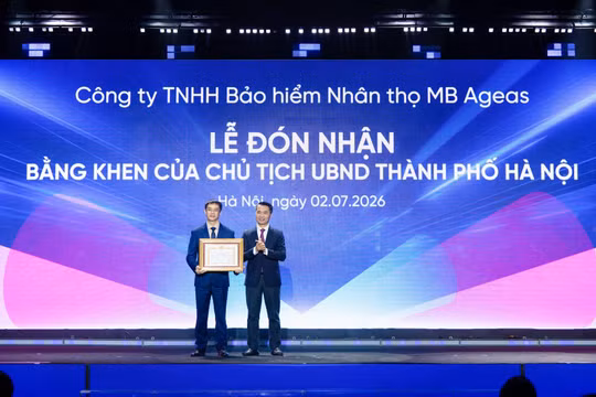 MB Life đón nhận Bằng khen của Chủ tịch UBND Thành phố Hà Nội nhân dịp kỷ niệm 10 năm thành lập