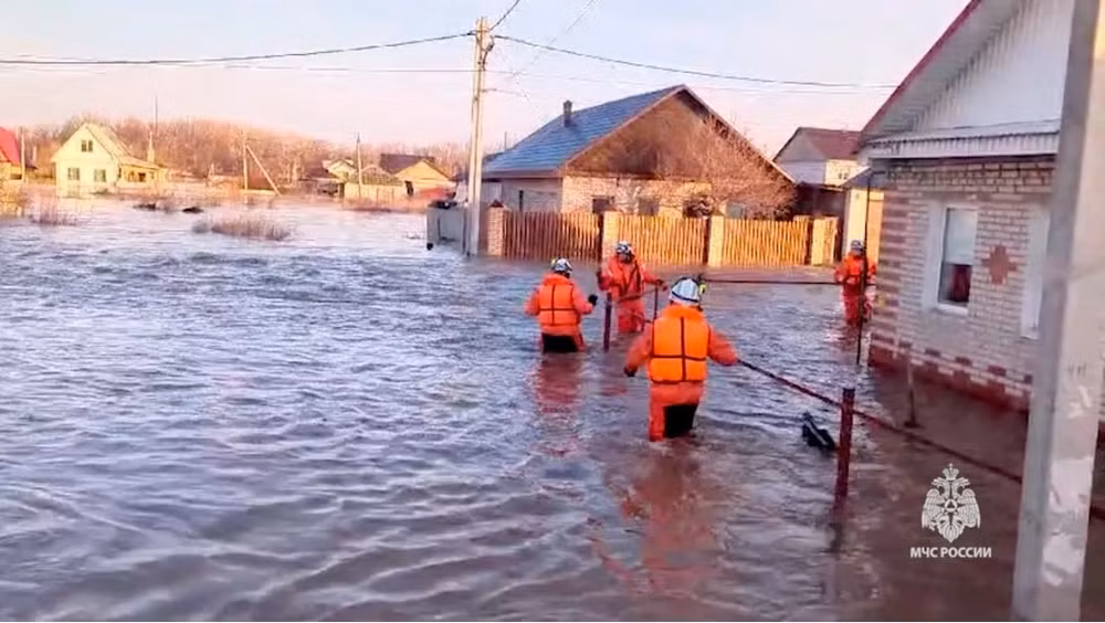 lu lut ky luc o nga va kazakhstan hon 100000 nguoi phai so tan hinh 3