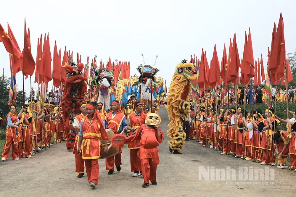 ninh binh doc dao nghi le ruoc nuoc tai le hoi hoa lu nam 2024 hinh 2
