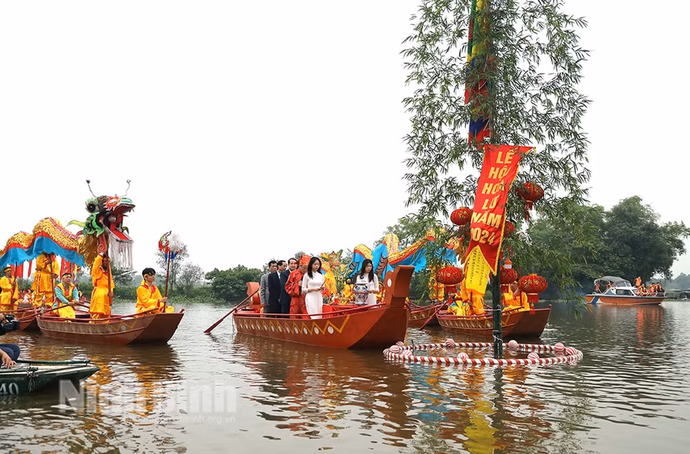 ninh binh doc dao nghi le ruoc nuoc tai le hoi hoa lu nam 2024 hinh 1