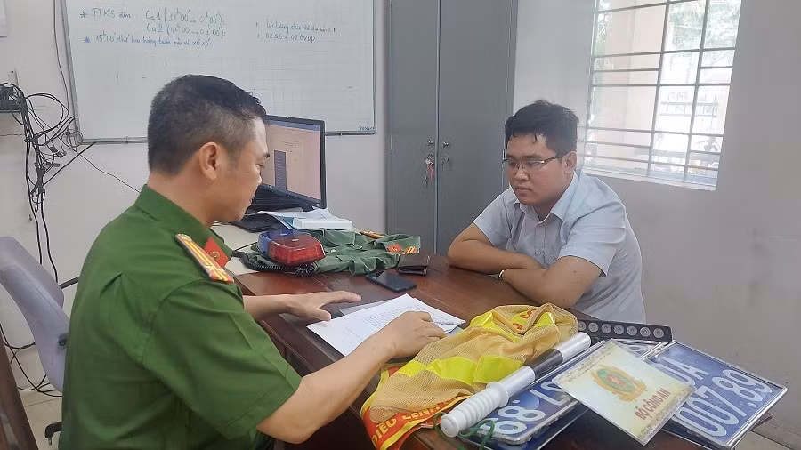 bat doi tuong mua trang phuc cong an nhan dan lap bien so xe gia decho oai hinh 1