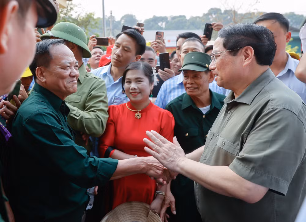 thu tuong pham minh chinh dang huong dai tuong vo nguyen giap va tang qua tri an 20 gia dinh chien si dien bien hinh 3