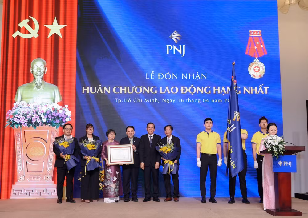 pnj va chu tich hdqt cao thi ngoc dung vinh du nhan huan chuong lao dong hang nhat lan thu hai hinh 3